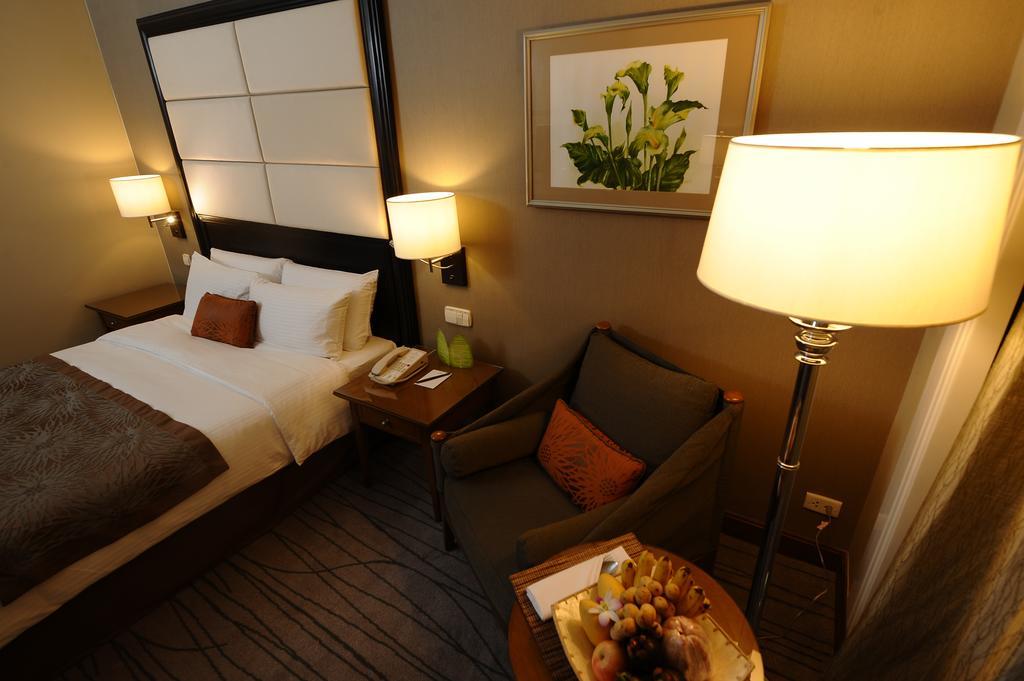 Hotel Marco Polo Davao City Esterno foto A room at the hotel