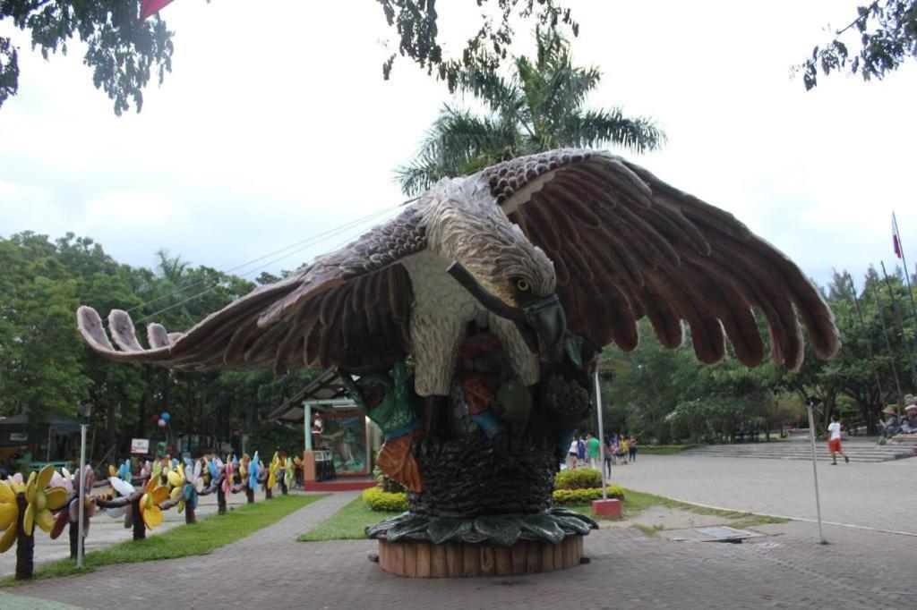 Hotel Marco Polo Davao City Esterno foto The Eagle statue at the entrance of the park