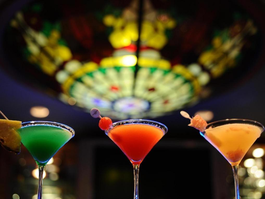 Hotel Marco Polo Davao City Esterno foto Cocktails at the bar
