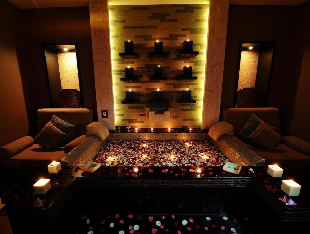 Hotel Marco Polo Davao City Esterno foto A spa at the Taj Mahal Palace, Mumbai, India