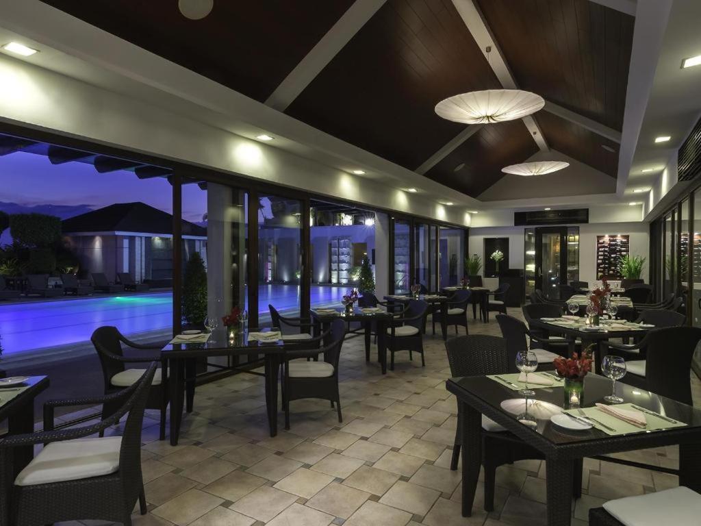 Hotel Marco Polo Davao City Esterno foto The restaurant