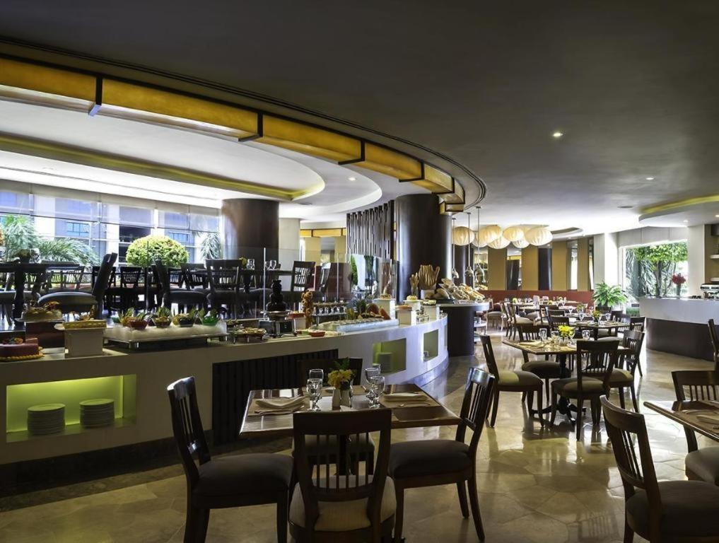Hotel Marco Polo Davao City Esterno foto The restaurant