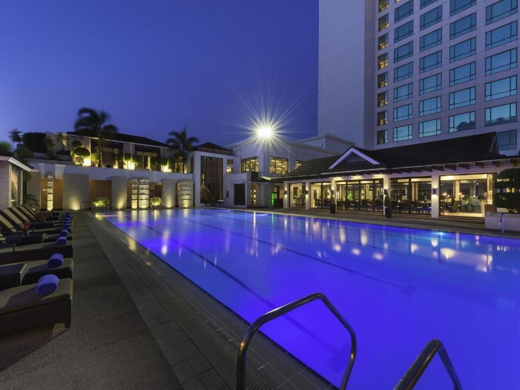Hotel Marco Polo Davao City Esterno foto The pool at the hotel