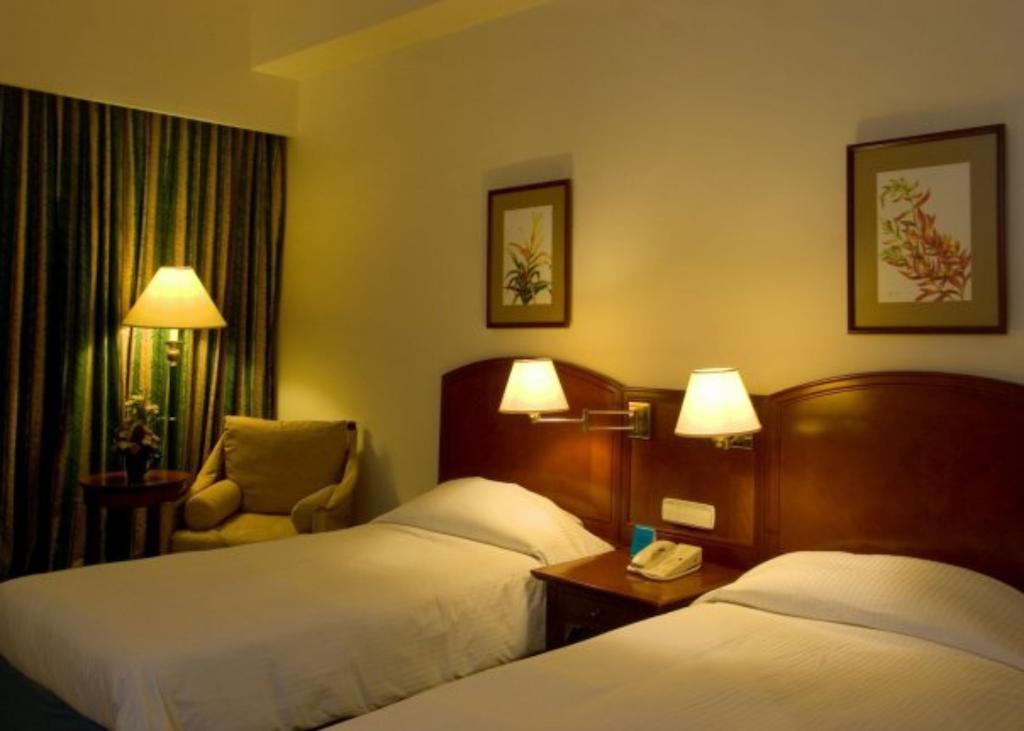 Hotel Marco Polo Davao City Esterno foto A room at the hotel