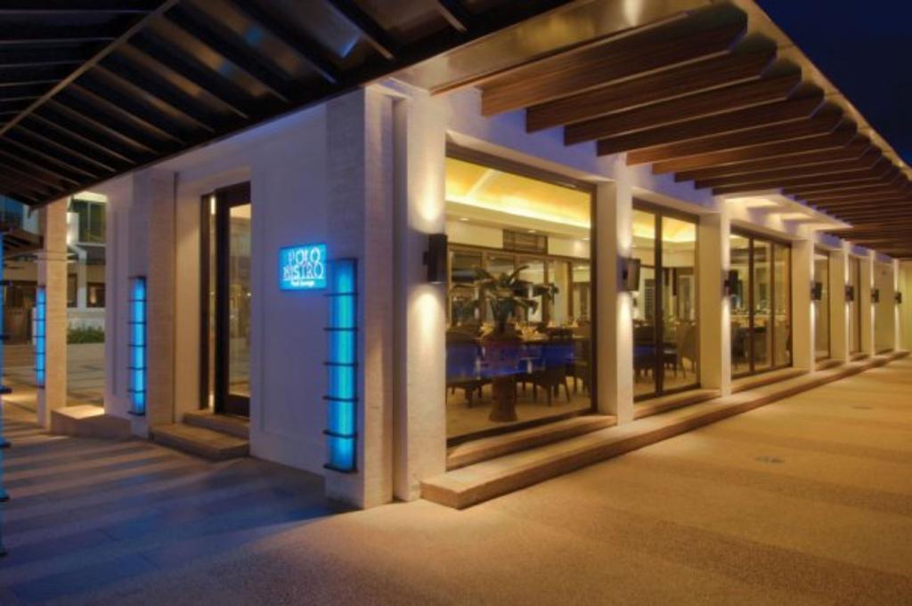 Hotel Marco Polo Davao City Esterno foto The restaurant at the hotel