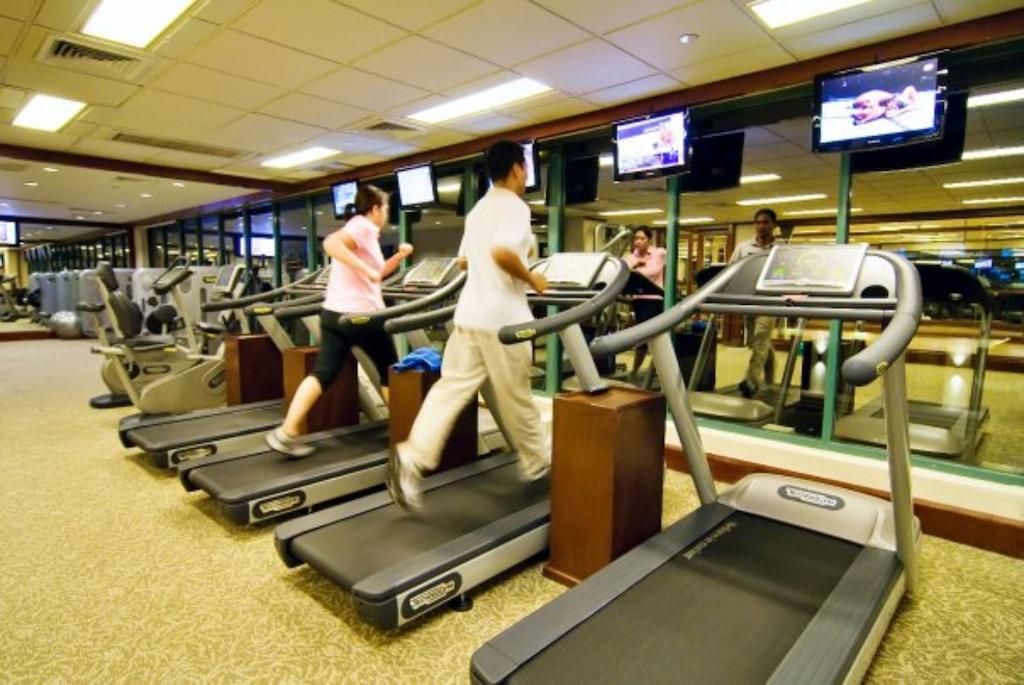 Hotel Marco Polo Davao City Esterno foto A row of treadmills