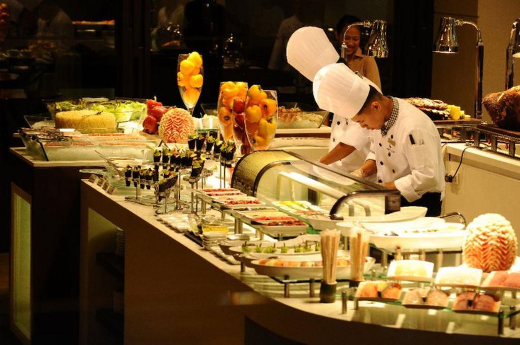 Hotel Marco Polo Davao City Esterno foto A buffet at a hotel