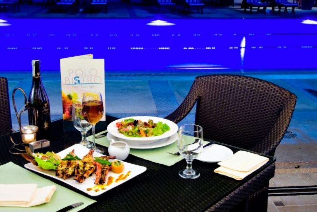 Hotel Marco Polo Davao City Esterno foto Poolside dining at the hotel