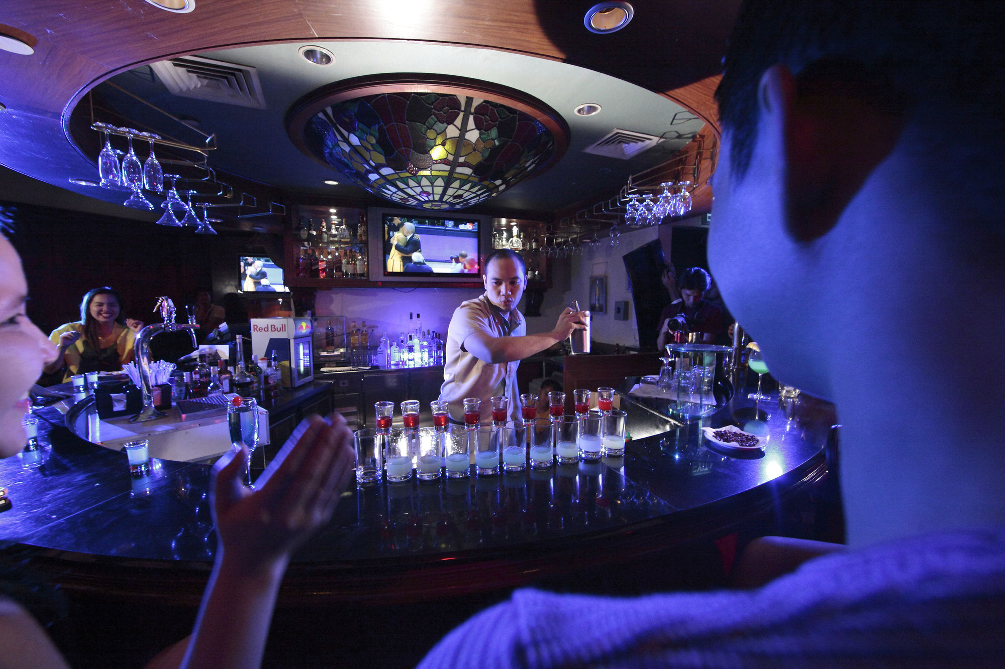 Hotel Marco Polo Davao City Esterno foto A nightclub in Pattaya